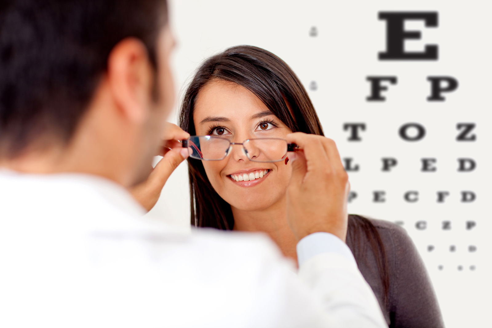 Woman getting an annual eye exam in Miami.