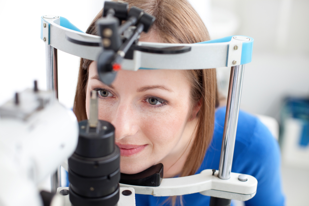 Woman getting an eye exam in Chantilly, VA.