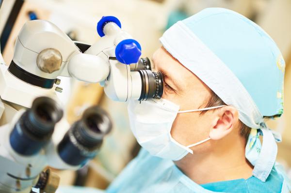 Ophthalmologist in Dallas, TX performing LASIK and cataract sruergy 